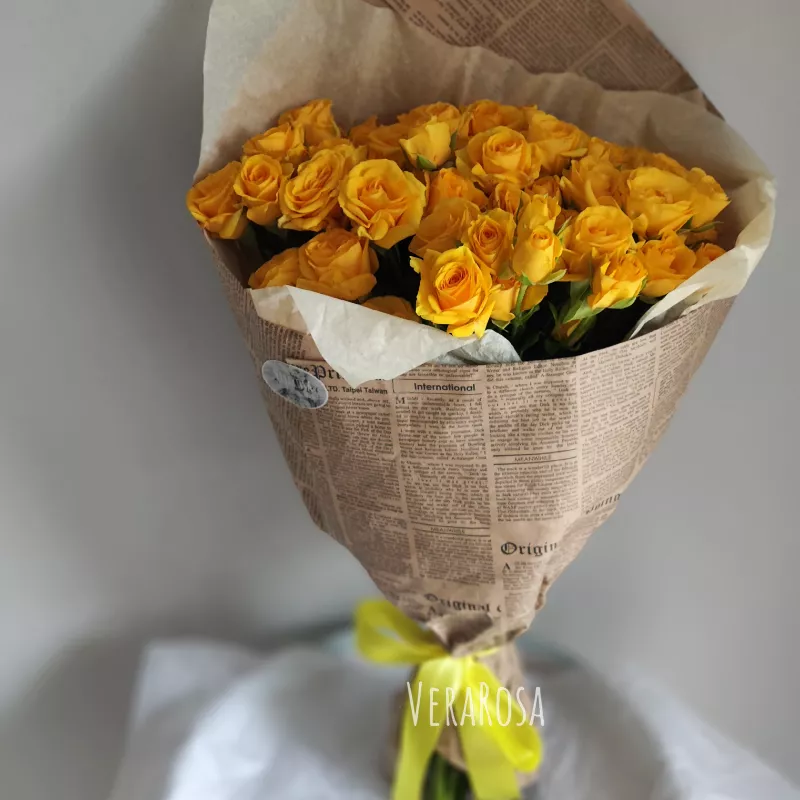 Монобукет из 15 кустовых жёлтых роз  2